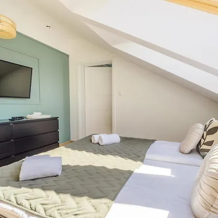 Sunset V, Nadmorska 100