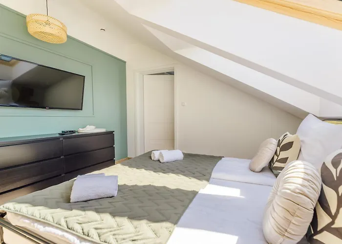 Sunset V, Nadmorska 100